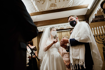 Danielle and Andrew's wedding; First look; John KOO Photography; Ketubah signing; Montreal Jewish wedding; Montreal Jewish wedding photographer; Shaare Zion Congregation; Table 51 restaurant MTL