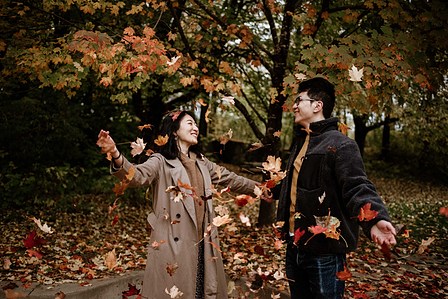 Beaver Lake Montreal portrait session; Beaver Lake pre-wedding photography; Engagement photo in Montreal; F & T's Montreal engagement photographer; John KOO Photography; engagement portraits MTL photography