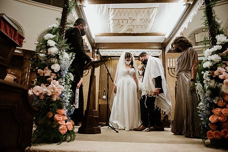 Danielle and Andrew's wedding; First look; John KOO Photography; Ketubah signing; Montreal Jewish wedding; Montreal Jewish wedding photographer; Shaare Zion Congregation; Table 51 restaurant MTL