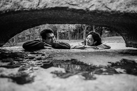 Beaver Lake Montreal portrait session; Beaver Lake pre-wedding photography; Engagement photo in Montreal; F & T's Montreal engagement photographer; John KOO Photography; engagement portraits MTL photography