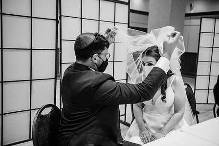 Danielle and Andrew's wedding; First look; John KOO Photography; Ketubah signing; Montreal Jewish wedding; Montreal Jewish wedding photographer; Shaare Zion Congregation; Table 51 restaurant MTL