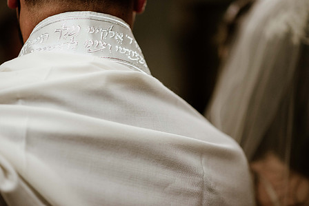 Danielle and Andrew's wedding; First look; John KOO Photography; Ketubah signing; Montreal Jewish wedding; Montreal Jewish wedding photographer; Shaare Zion Congregation; Table 51 restaurant MTL