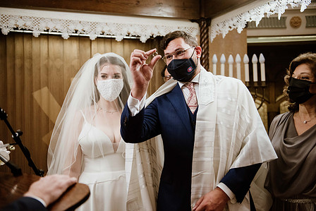 Danielle and Andrew's wedding; First look; John KOO Photography; Ketubah signing; Montreal Jewish wedding; Montreal Jewish wedding photographer; Shaare Zion Congregation; Table 51 restaurant MTL