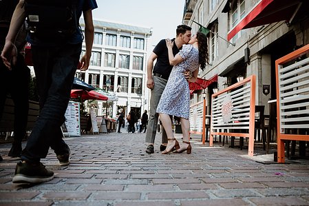 Old Montreal Surprise Proposal; Rebecca and Frank's Montreal surprise proposal photographer; Surprise marriage proposal photographer MTL; Surprise proposal photo in Montreal; surprise proposal photography Old Montreal
