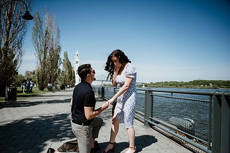 Old Montreal Surprise Proposal; Rebecca and Frank's Montreal surprise proposal photographer; Surprise marriage proposal photographer MTL; Surprise proposal photo in Montreal; surprise proposal photography Old Montreal