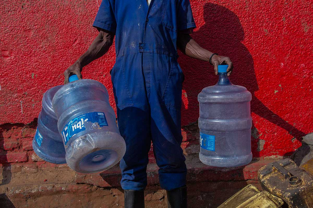 Rwanda's Plastic Revolution: A Nation's Quest for a Sustainable Future
A Plastic-Free Nation: Rwanda's Vision for a Greener Future"
"Rwanda's Plastic Solution: How a Nation is Transforming Waste into Artistic Beauty"