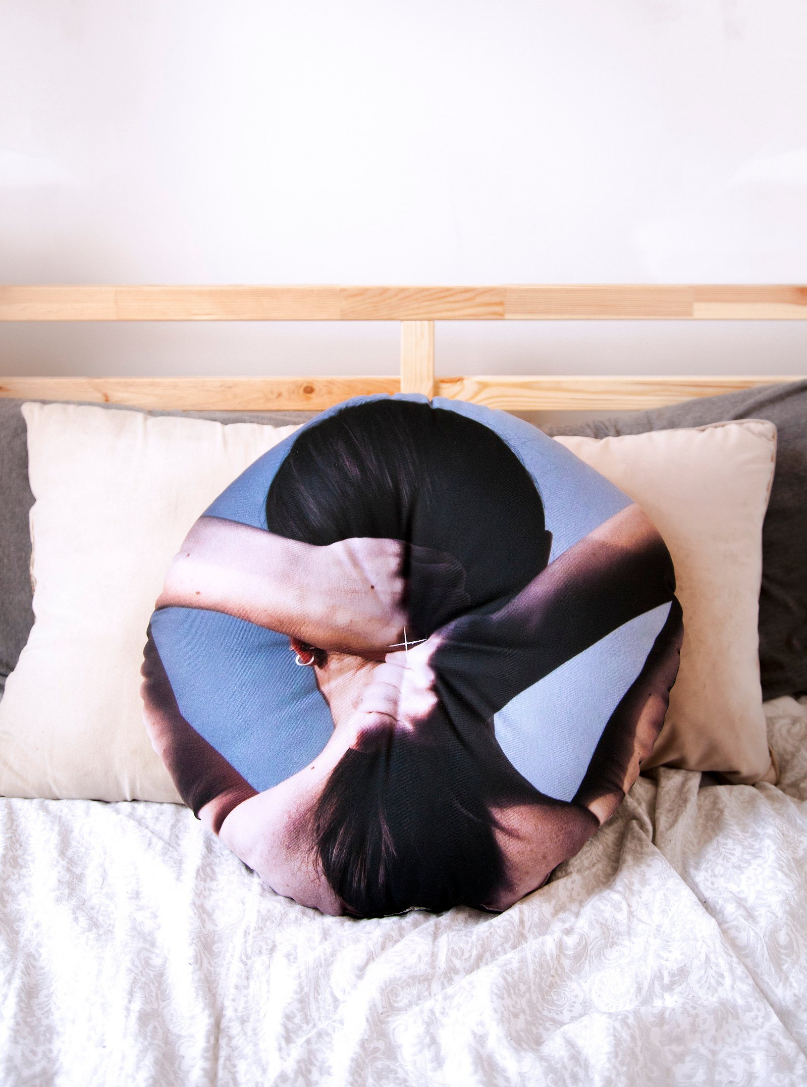 hannah altman, fabric, textile, photograph, photography, self portrait, feminism, body, pillow