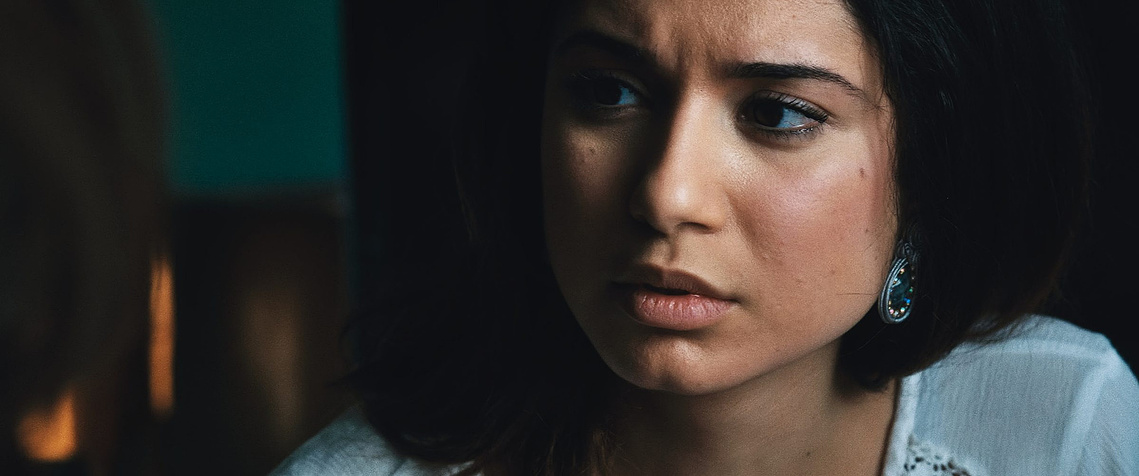 Sonia Emamzadeh close-up, tense, En Attendant Hafez (2018), dir. Joséphine Simonian — cinematography Victor Zyński