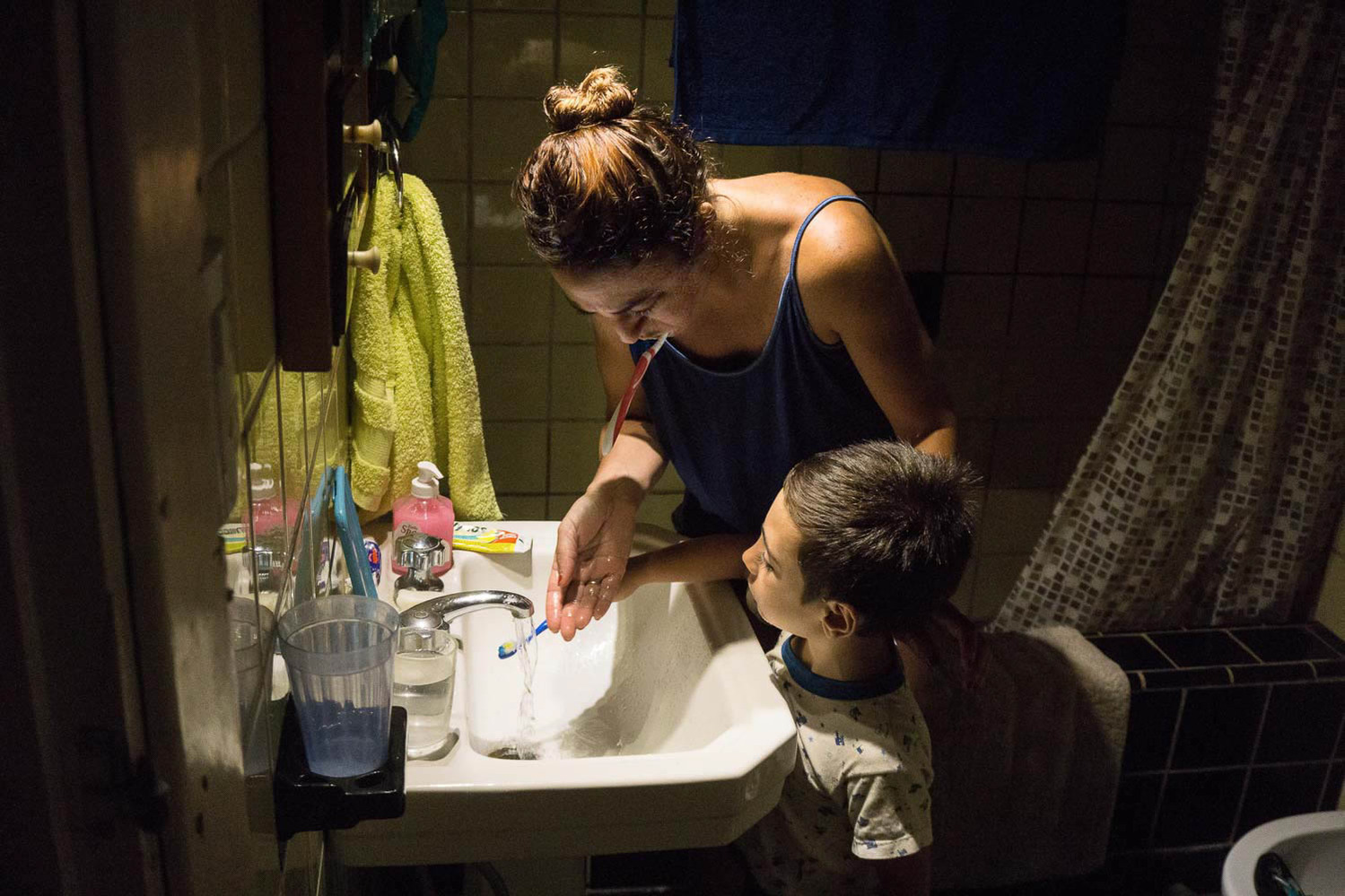 Mariana teaches her son to brush his teeth