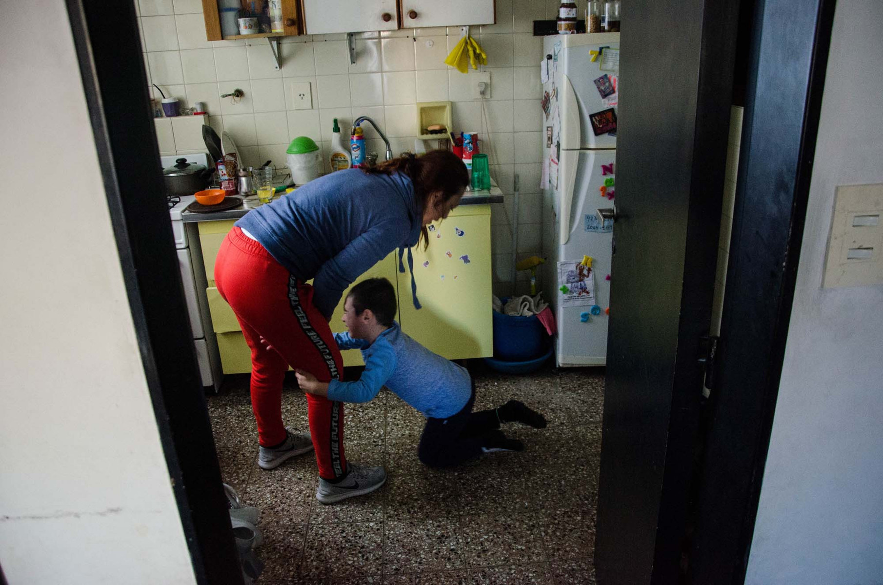 Mariana sets limits on her son, one day in her 2-room apartment in the quarantine period in the City of Buenos Aires