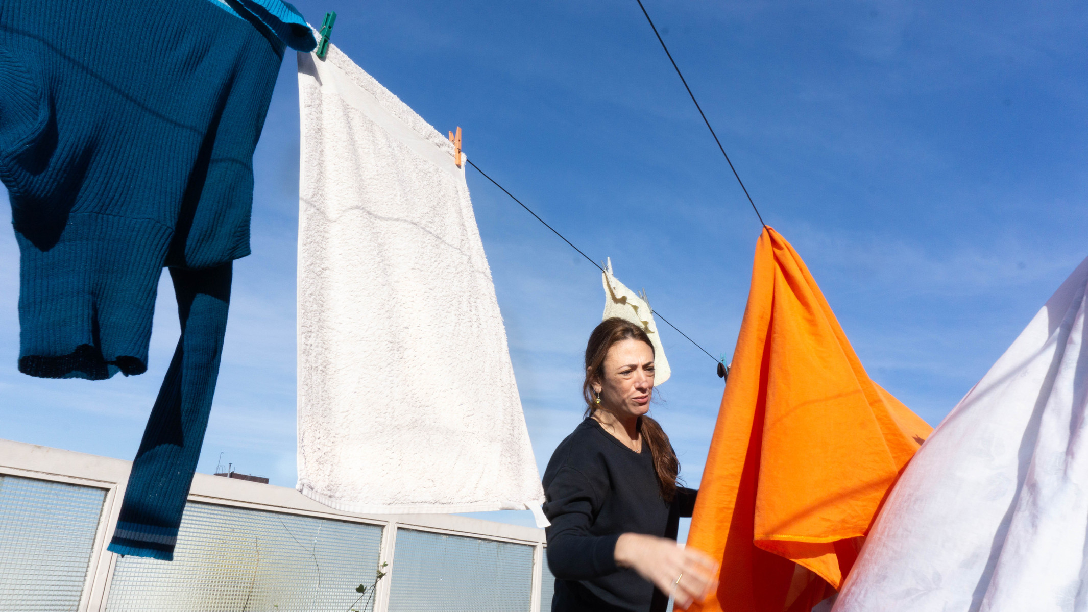 Mariana, one Saturday on the terrace of her house, hanging her and her son's clothes