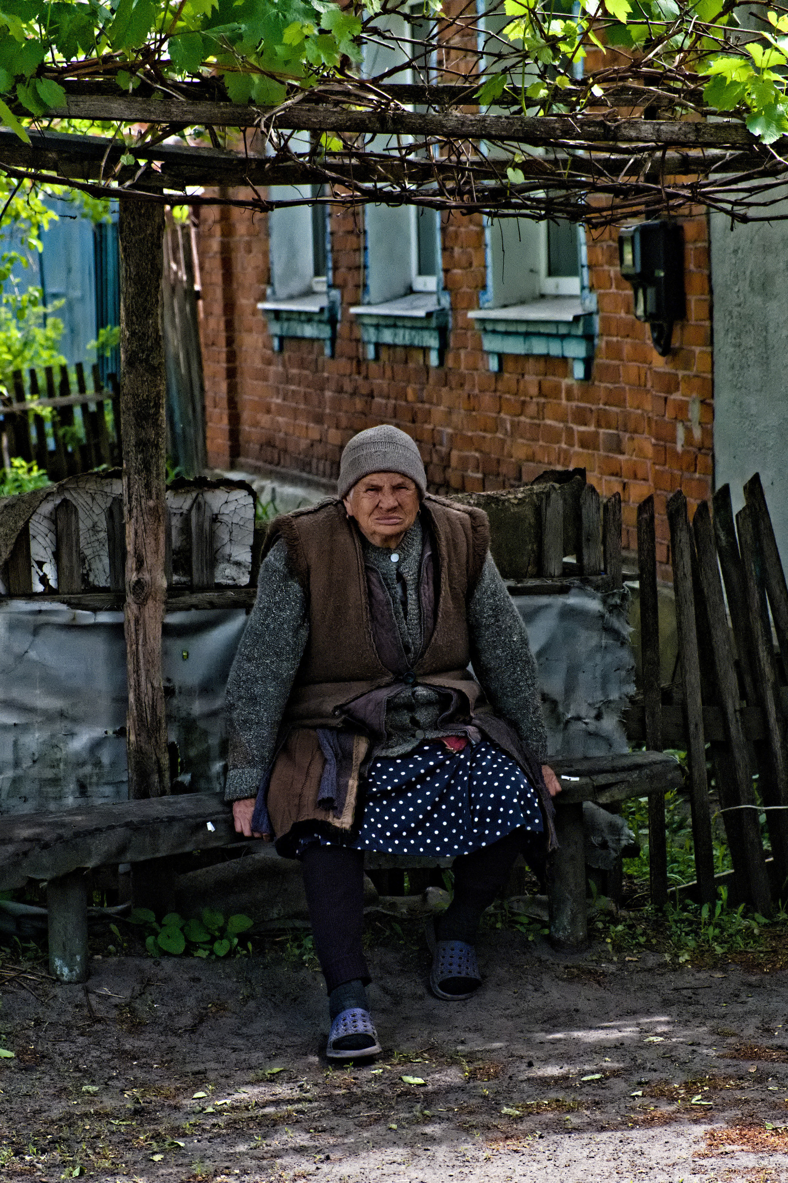 Une personne âgée de Vovchansk assiste, presque imperturbable, à l'évacuation des habitants du quartier sous les bombardements de l'aviation russe. 