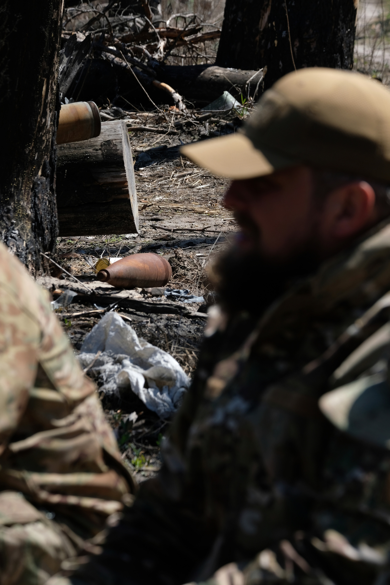 Pour faire face à la pénurie de munitions, ces soldats ukrainiens récupèrent les projectiles qui peuvent encore servir. Sans avoir suivi de formation au déminage, ces autodidactes prélèvent des roquettes Grad qu'ils réparent ensuite. 