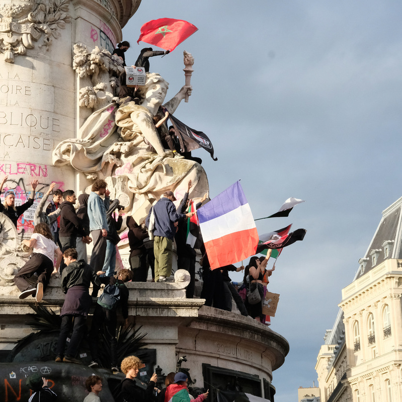 A 20 heures, des cris de joie, de plus en plus forts, résonnent sur la place de la République où des centaines de personnes sont déjà présentes, à l'origine pour un rassemblement contre l'extrême droite.