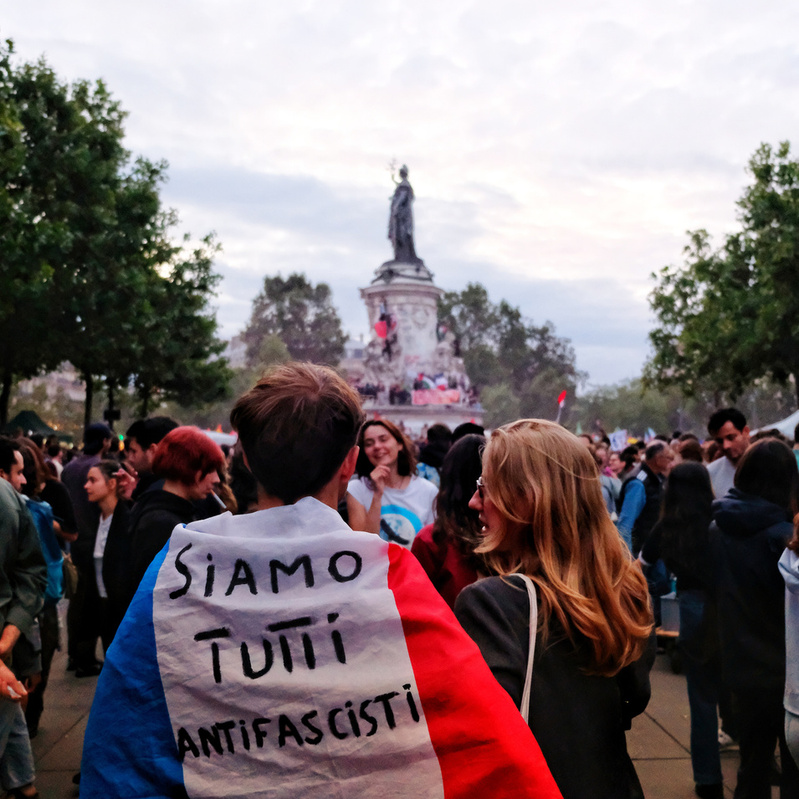 La foule clamait haut et fort, en chœur et en tapant dans ses mains, "Siamo tutti antifascisti" (nous sommes tous des antifascistes).