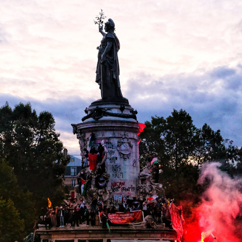 A la surprise générale, l'alliance des partis de gauche est sortie en tête, devant le camp présidentiel d'Emmanuel Macron et le Rassemblement national en troisième position, aucun des blocs n'obtenant la majorité absolue.