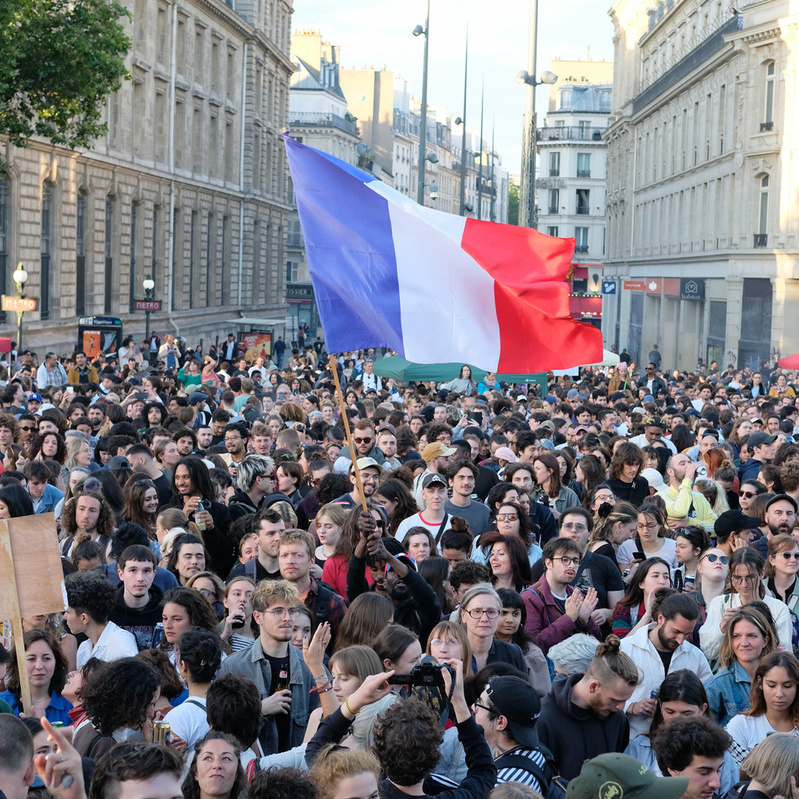 Une foule massive pour célébrer la victoire du Nouveau Front populaire. 