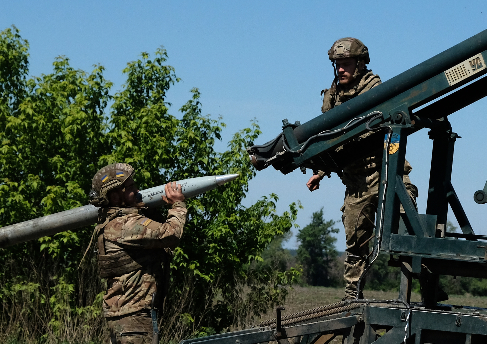 Une fois les roquettes remises en état, les soldats peuvent effectuer un à deux lancement en direction des positions russes, selon le nombre de projectiles dont ils disposent. 