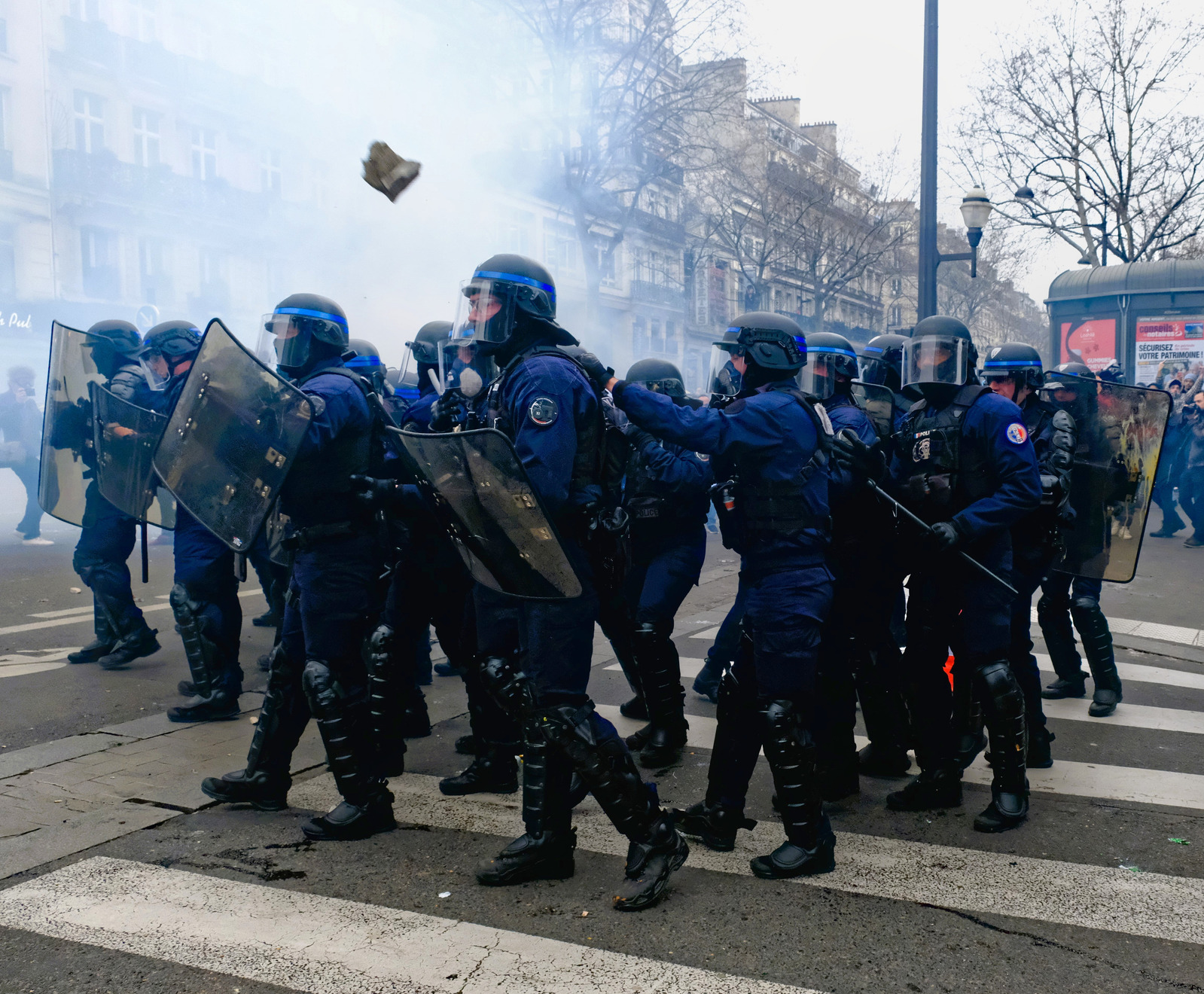 Un pavé lancé sur les forces de l'ordre lors de multiples phases d'affrontements. La tension est permanente. Les gendarmes mobiles ripostent par des charges et jets de grenades de désencerclement.