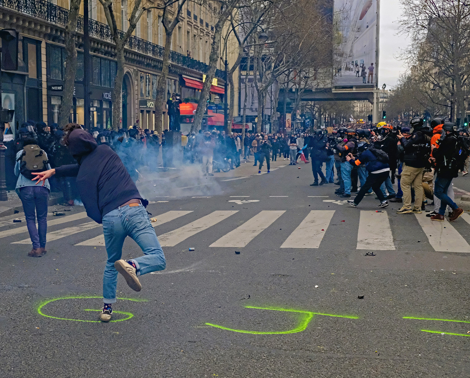 Les manifestants lancent à leur tour les gaz lacrymogènes. Les affrontements avec les forces de l'ordre sont constants. 
