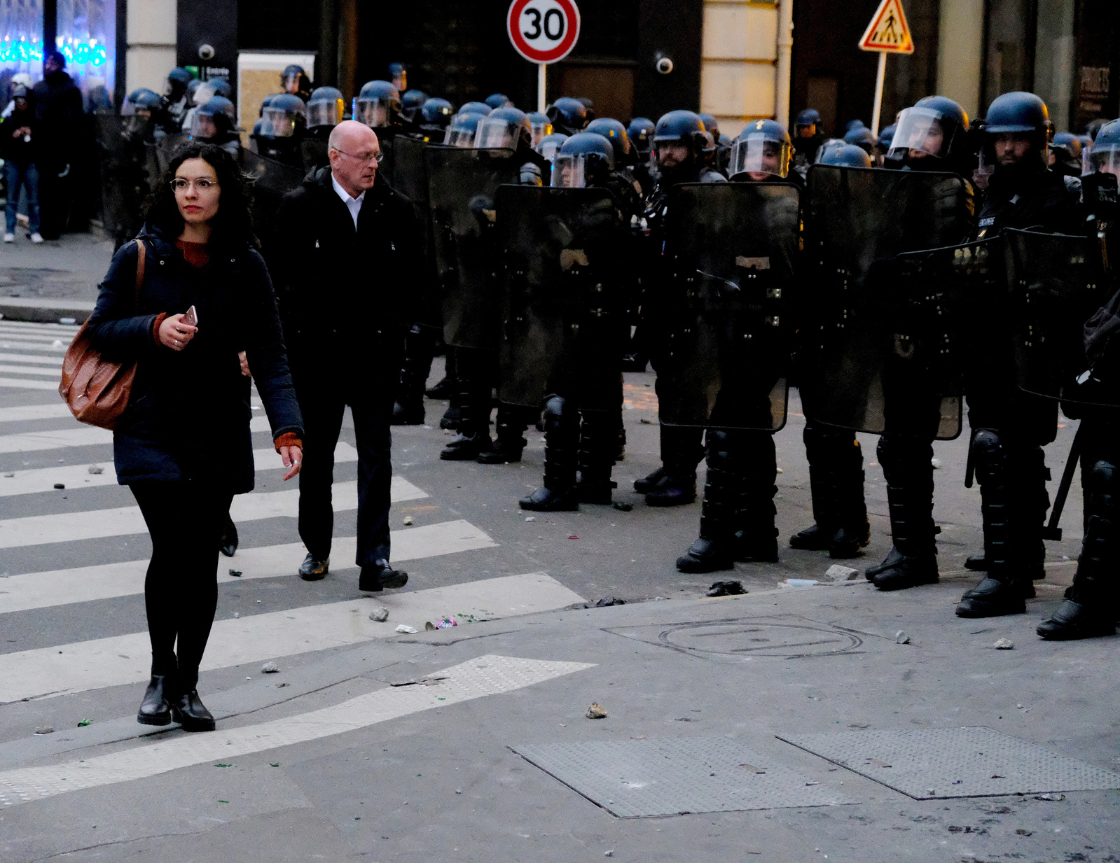 Des passants contraints de contourner le barrage des FDO. 