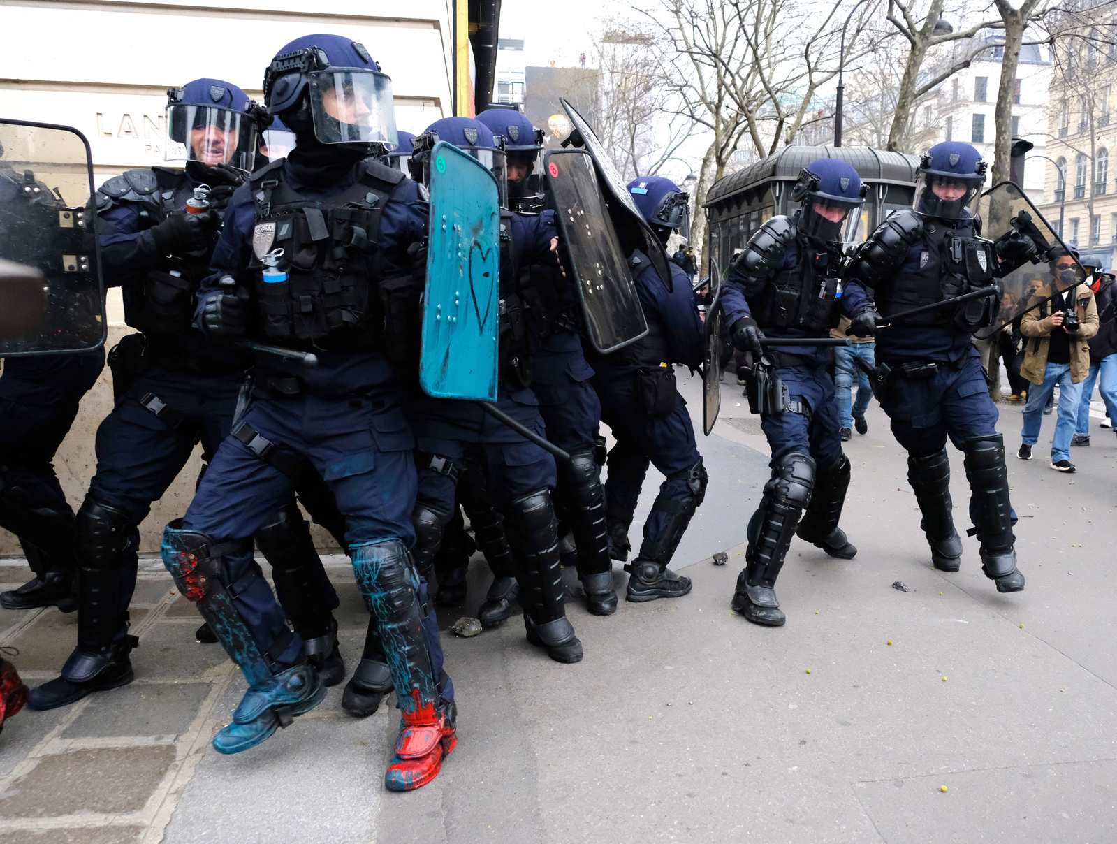 Les gendarmes mobiles sont obligés de reculer pour rejoindre des renforts.