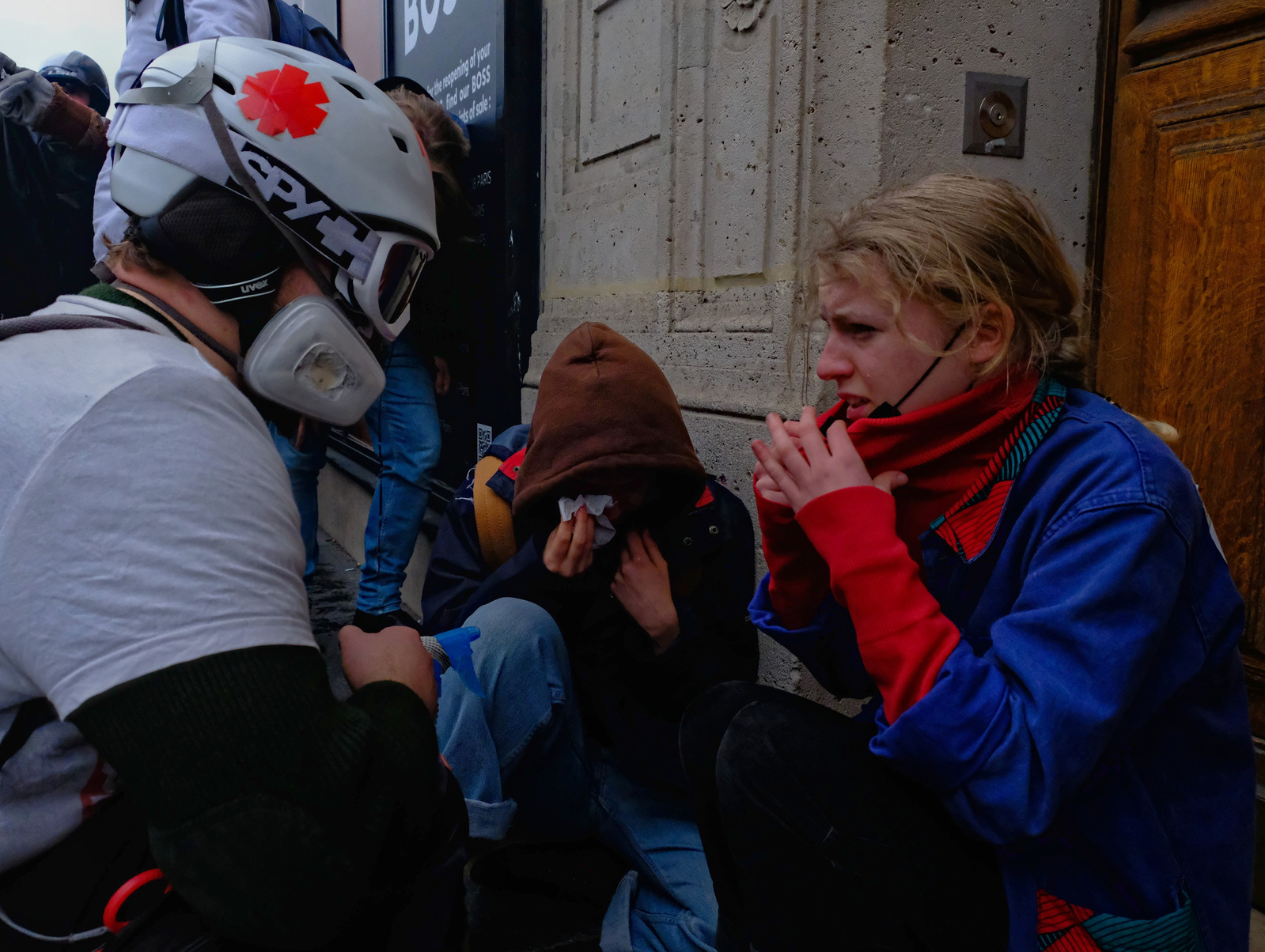 L'utilisation du gaz lacrymogène est systématique sur les manifestants aidés par les médics.
