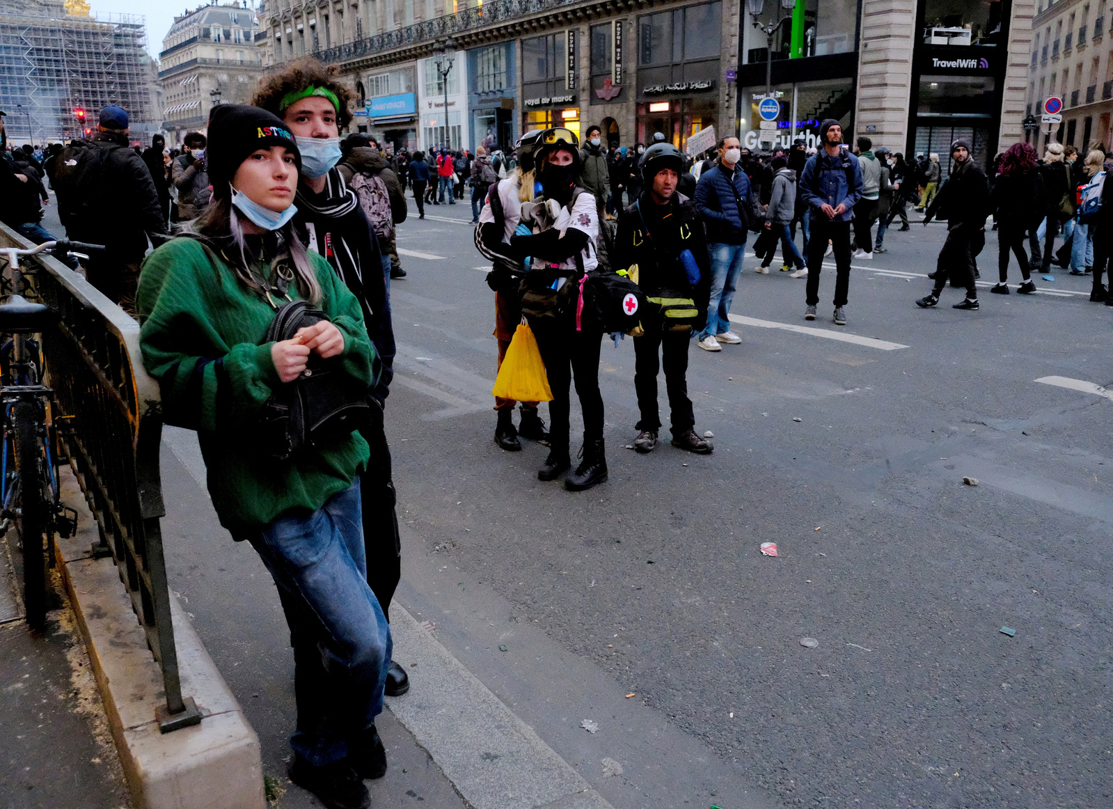 Place de l'Opéra, des manifestants bloqués attendent de pouvoir s'extraire de la nasse. 