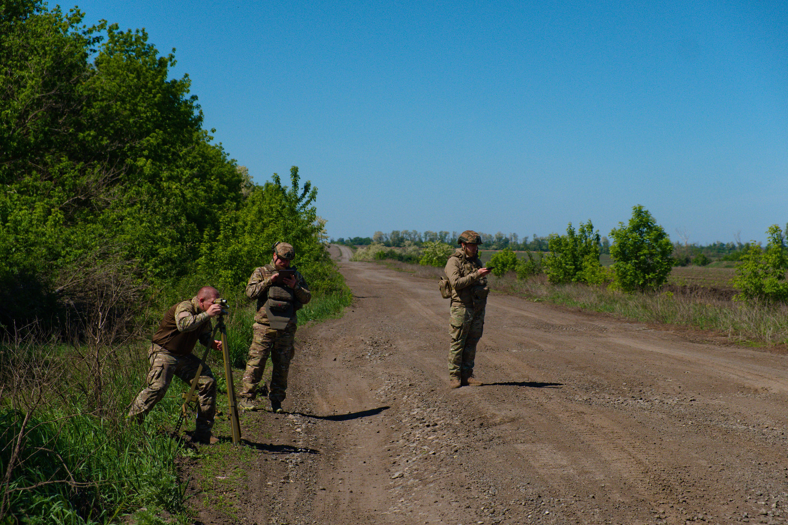 Les coordonnées de la cible sont transmises par l'armée régulière. Lorsqu'ils arrivent sur la zone de tir, les soldats savent parfaitement ce qu'ils ont à faire. Le commandant a attribué le rôle de chacun et dirige les opérations. 