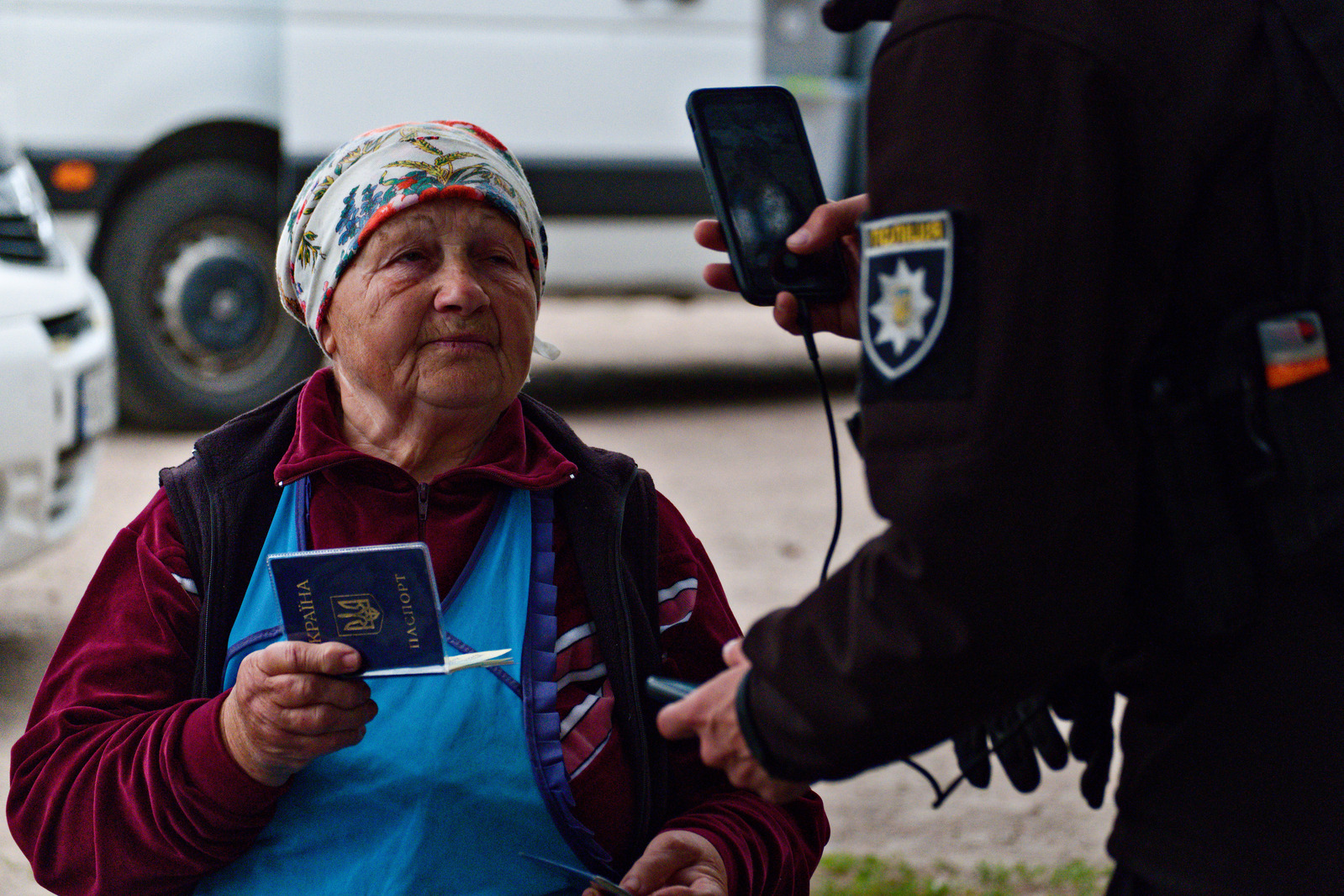 Les autorités ukrainiennes vérifient les identités de chaque personne évacuée. Ensuite, les personnes sont transportées jusqu'à Kharkiv pour y être mises en sécurité. 
