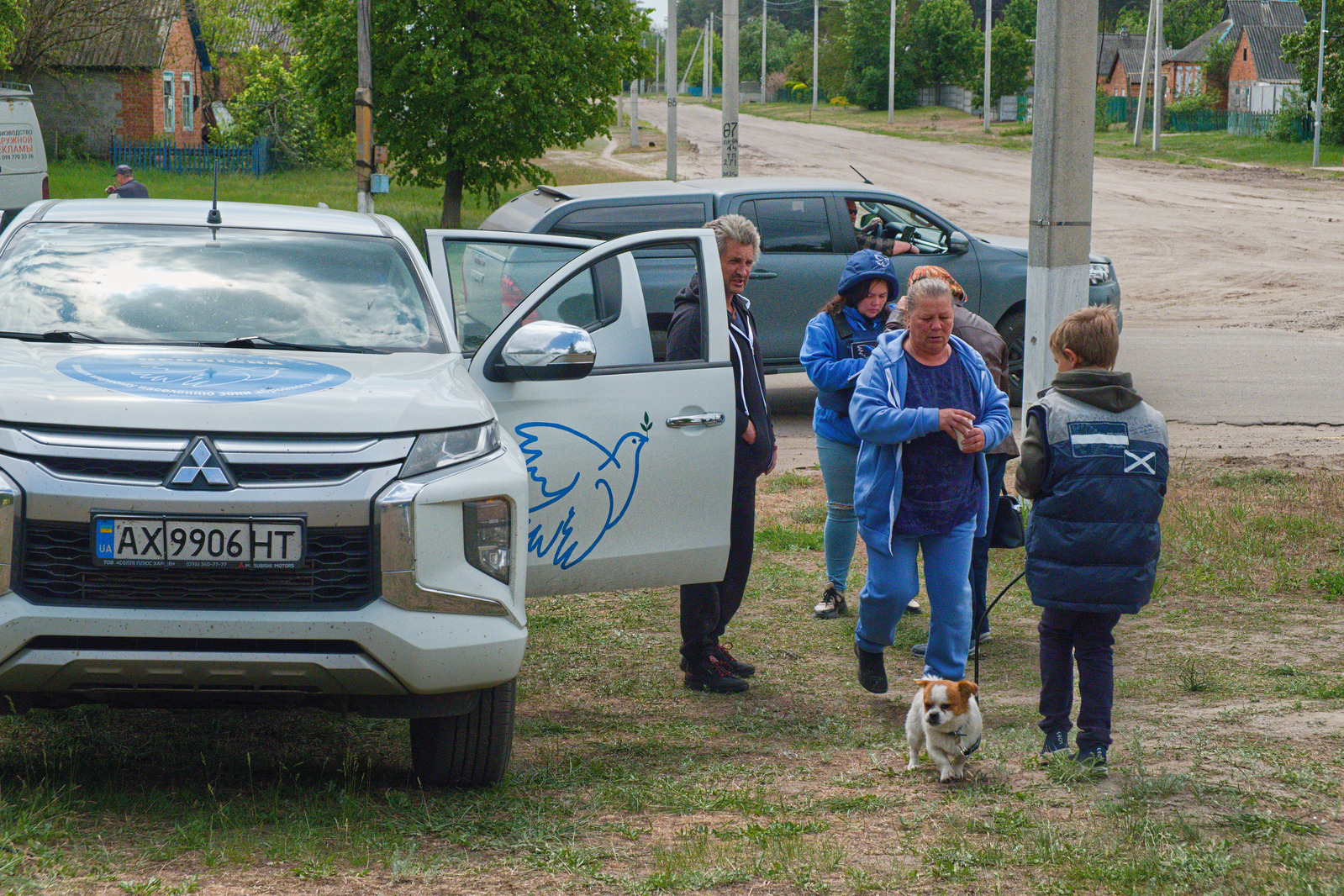 A leur arrivée dans ce village éloigné d'une dizaine de kilomètres des combats, les familles sont accueillies par des ONG et des bénévoles qui leur apportent un soutien immédiat. 