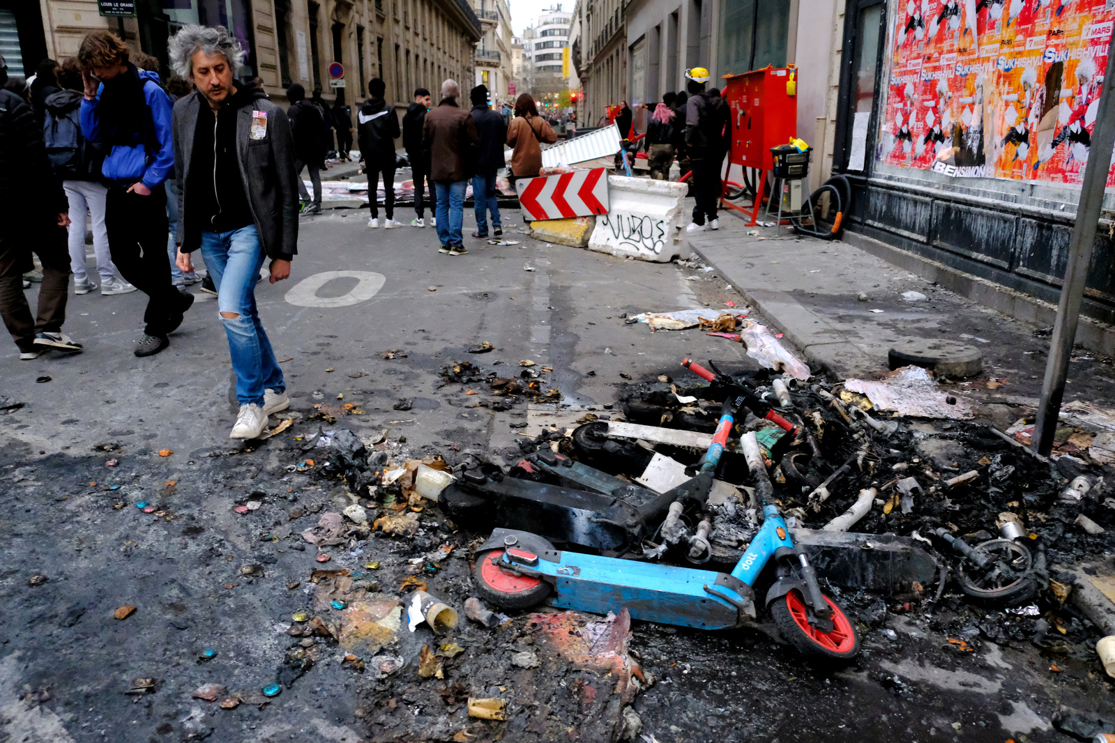 Mobilier urbain brûlé en différents endroits de la ville. Les dégâts sont importants.