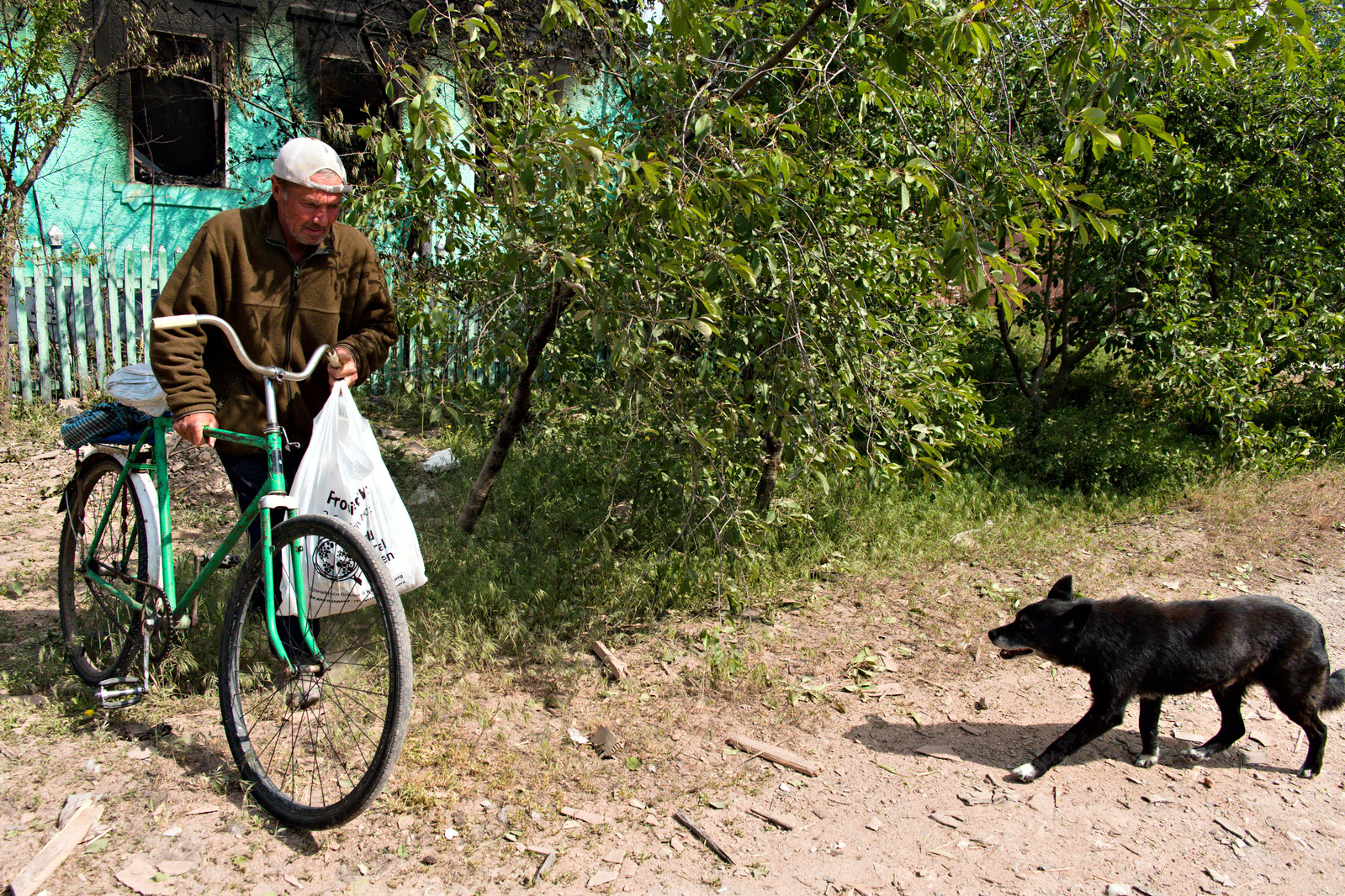 Cet autre habitant de Vovchansk est venu soutenir son ami Serhii Kotsar dont la maison a été détruite la veille par l'aviation russe. Il lui donne un peu de pain et repart à vélo. L'un de ces moments fugaces que l'on oubli pas. 