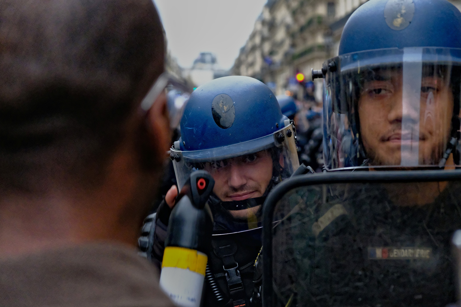 Un gendarme mobile me signifie de ne pas approcher davantage, sinon...