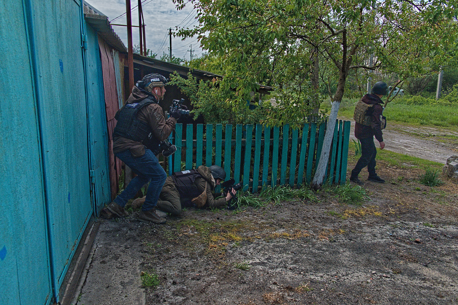 Des journalistes de la BBC et du Kyiv Independent, et un policier ukrainien, quelques secondes après un bombardement de l'aviation russe dans l'un des quartiers de la ville. 