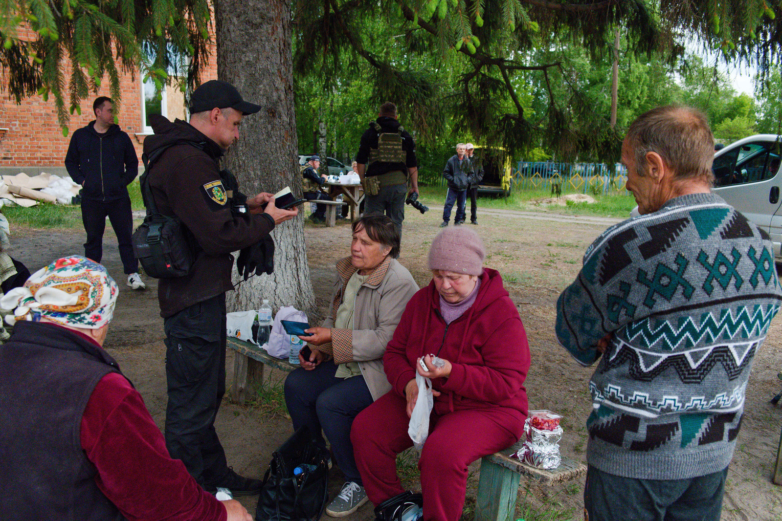 Ces habitants de Vovchansk reprennent des forces avec une collation. Tous espèrent revenir au plus vite dans la ville où ils ont vécu toute leur vie. 