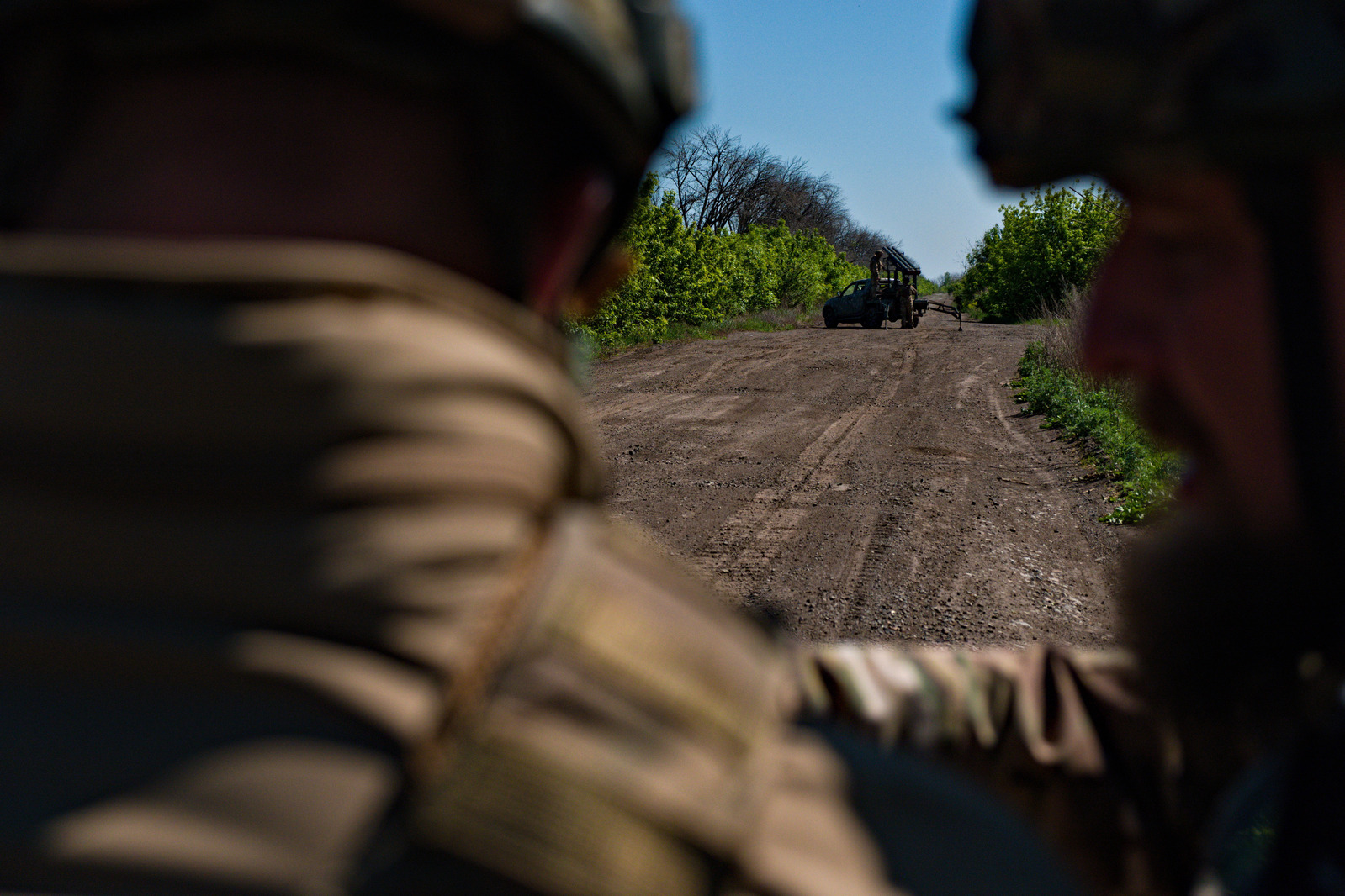 Plusieurs dizaines de minutes se sont écoulées depuis notre arrivée. Les soldats prennent leur temps. Ils ne disposent que de quatre roquettes. Le commandant Boroda s'assure que les missiles atteindront bien leur cible située à 16 km. 
