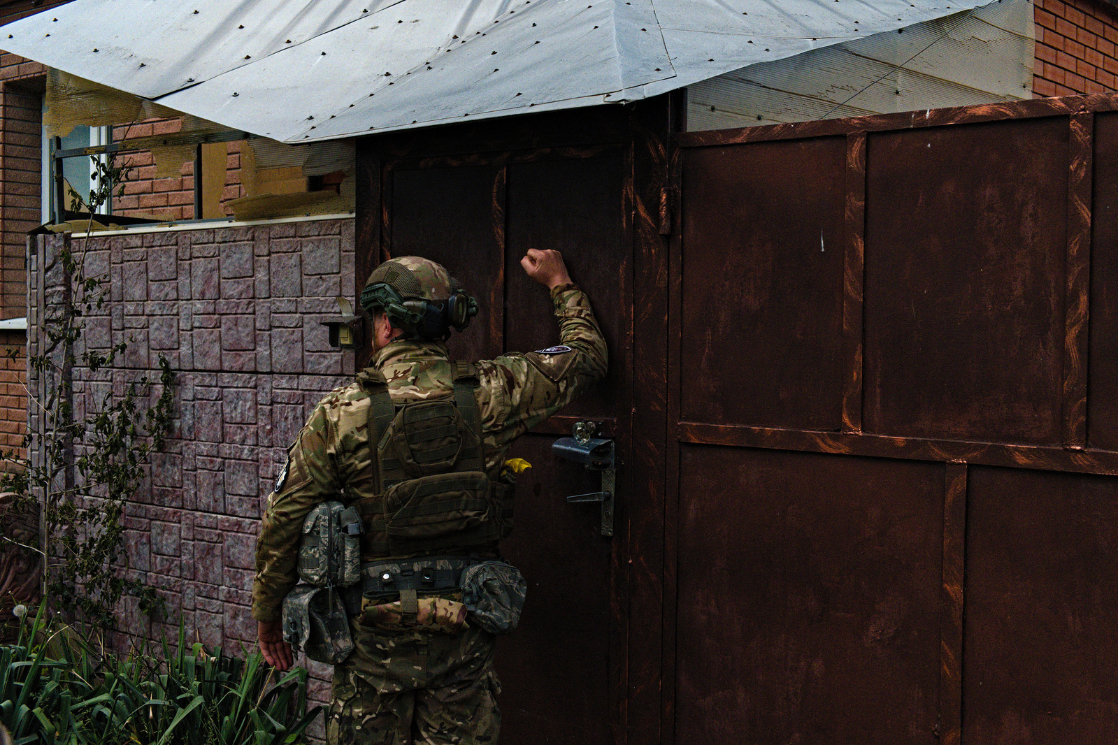 Dès le début des combats, les autorités ukrainiennes ordonnent l'évacuation des civils. Cette tâche revient aux policiers qui frappent aux portes des habitants qui n'ont pas encore quitté la ville. 