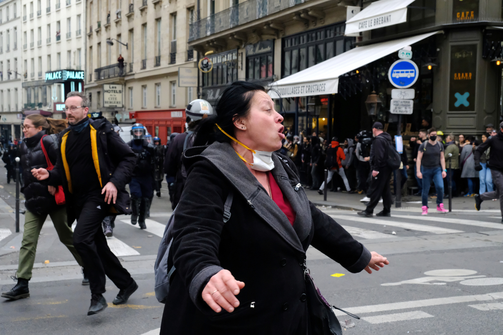 Une manifestante fuyant la charge des gendarmes mobiles.