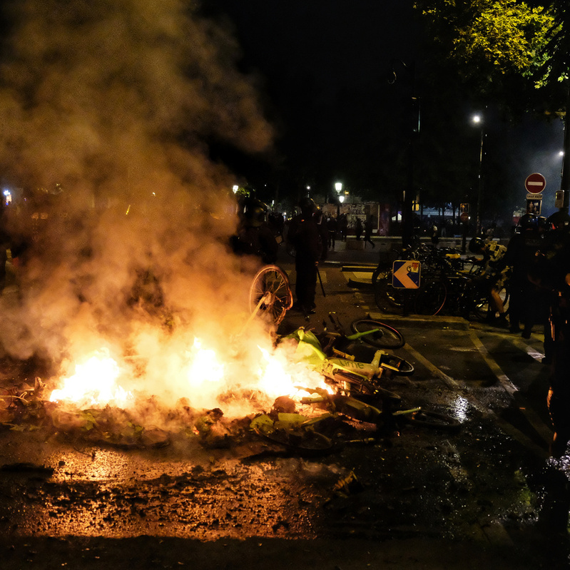 Les forces de l'ordre, jusqu'ici stationnées autour de la place de la République, sont intervenues. 