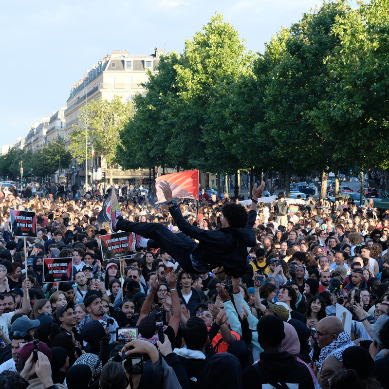 Ce dimanche 7 juillet, non seulement le Rassemblement national n’aura pas de majorité absolue, mais il est arrivé en troisième position du scrutin, derrière le Nouveau Front populaire et le camp présidentiel.