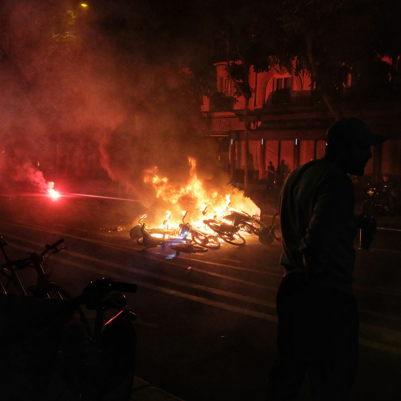 Mais, peu avant minuit, des incidents ont éclaté entre les forces de l’ordre et des manifestants.