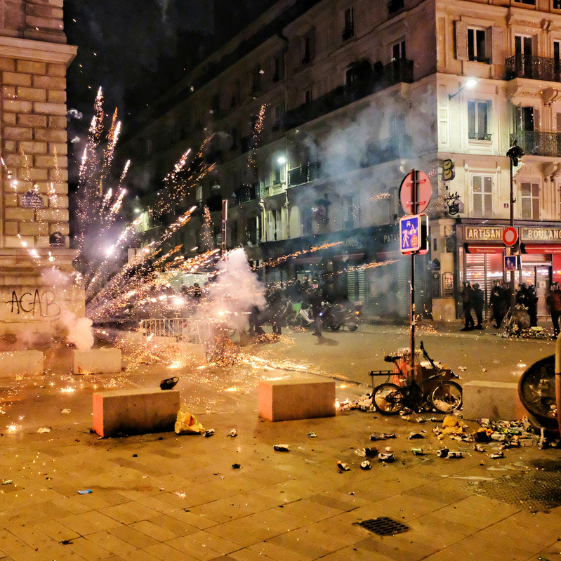 Certains manifestants ont tiré des feux d’artifice sur les policiers qui ont riposté avec des gaz lacrymogènes.
