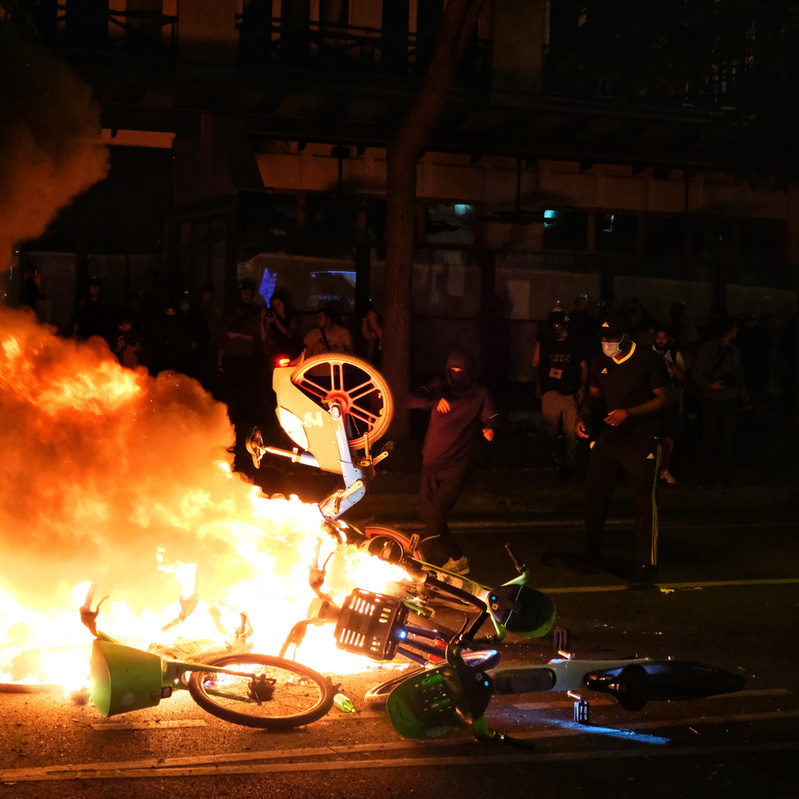 Des groupes de casseurs ont allumé des feux et dégradé le mobilier urbain, des vélos, des vitrines...