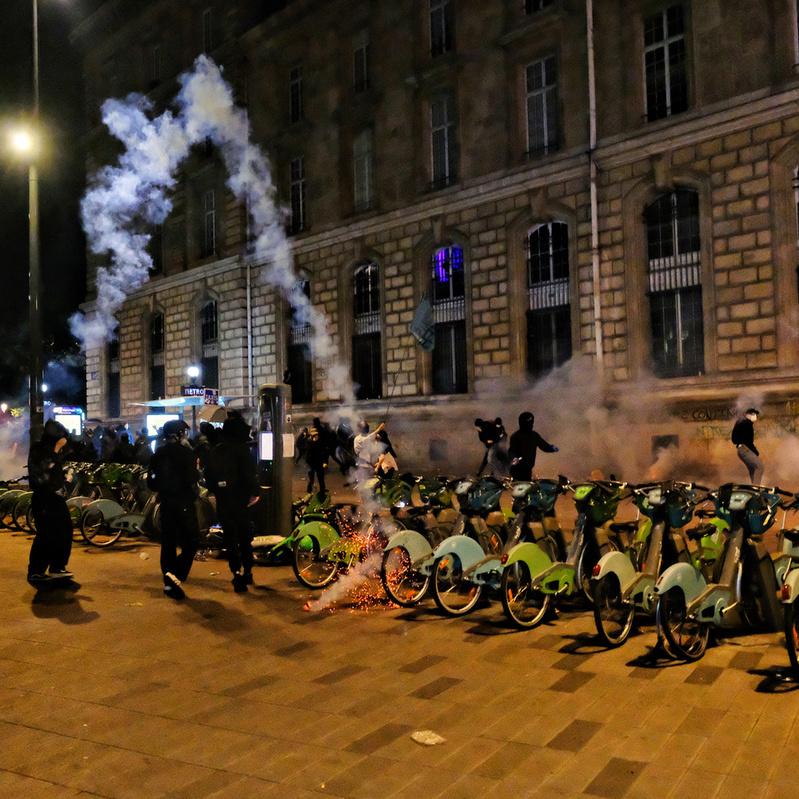 Les affrontements ont commencé peu avant minuit et se sont concentrés dans les adjacentes à la place de la République. 