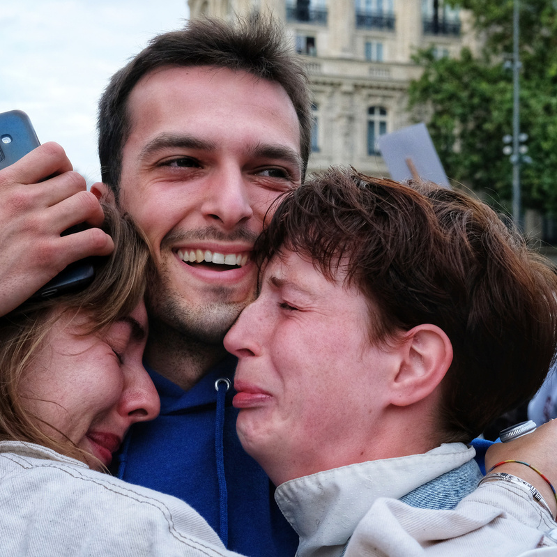 Des larmes de joie après l'annonce d'une victoire du Nouveau Front populaire et de la défaite du Rassemblement national. 