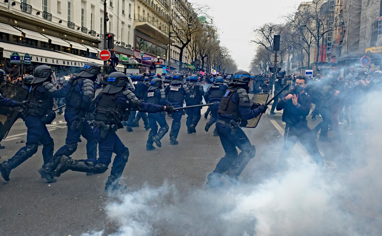 Une charge des gendarmes mobiles sur les manifestants. 