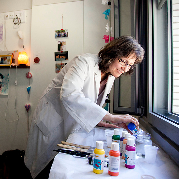 Nadia Collette, arteterapeuta en el Hospital de Sant Pau, prepara una sesión.