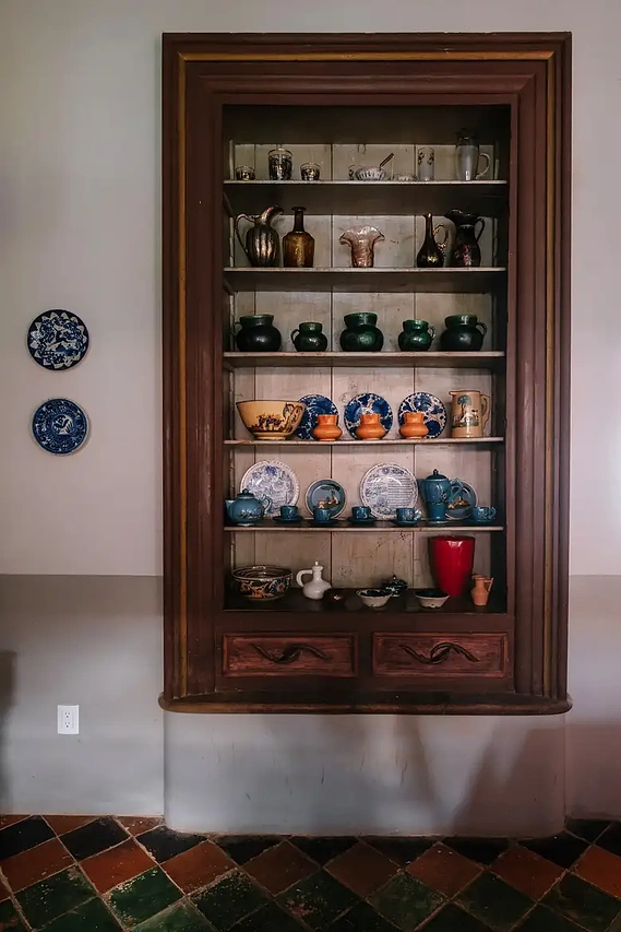 Glass, earthenware and ceramic pieces from the collection of María del Rosario Zambrano, Urzúa’s wife, line a set of shelves in the dining room.Credit Ana Topoleanu