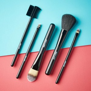 A range of Dirty Works makeup brushes on a coral and turquoise backdrop.
Photographed and styled by cosmetic photographer Tom Hargreaves in his studio in Exeter, Devon